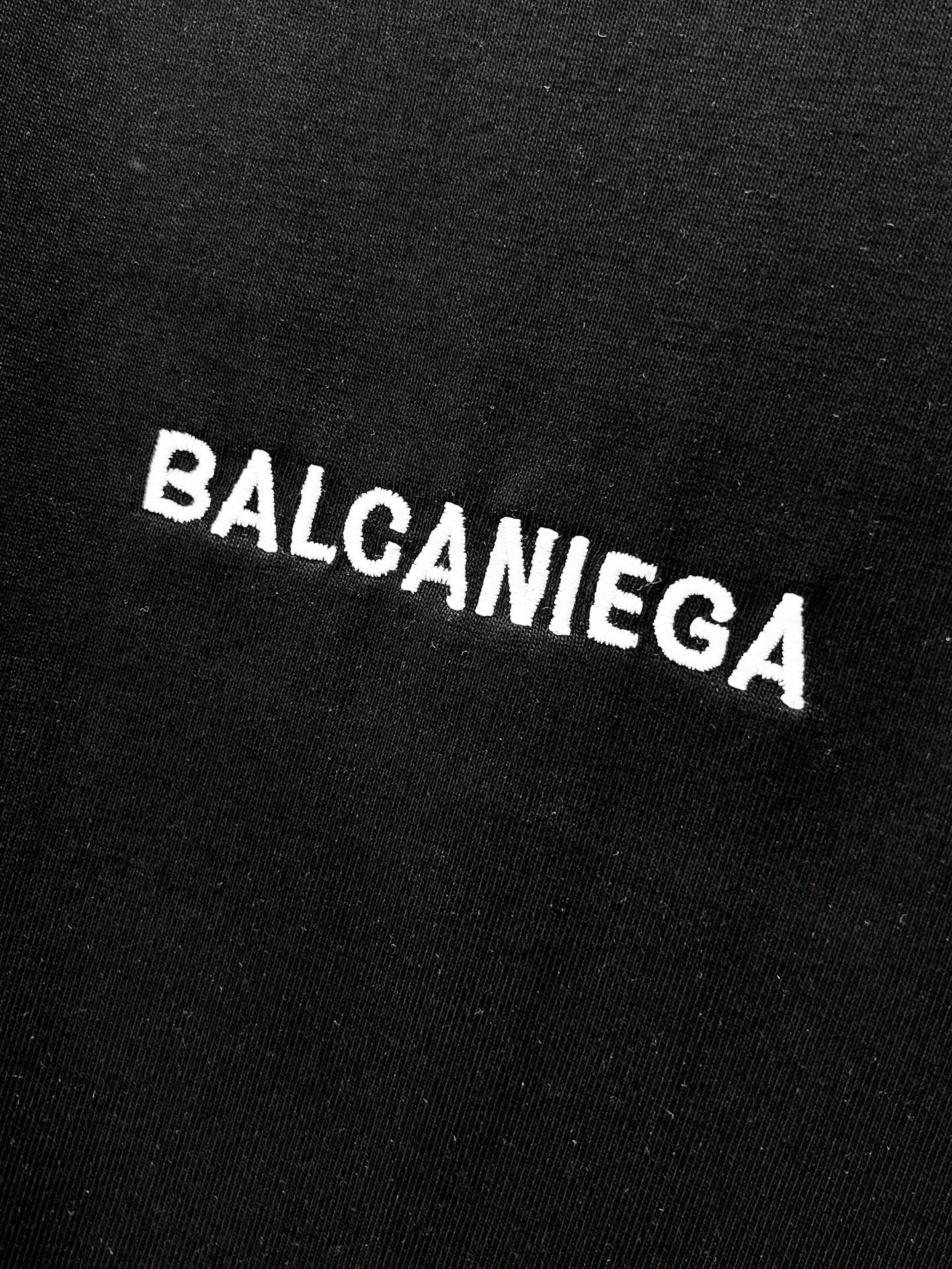 Balenciaga's high-end top-quality products 🐮2026 Spring and Summer New Arrival first counter, the latest New Arrival short-sleeved round neck T-shirt, Premium customized design, avant-garde and fashionable! Brand logo heavy craftsmanship design Premium customized 260g fabric. Soft to the touch. Comfortable to wear. Counter-level exquisite stitching. Fine workmanship. The upper body effect is incomparably handsome! A must-have item for men and women with the same style! Sizes: S~XXL When placing an order, please state your height and weight. The maximum wearing size is 210 pounds (one size larger)